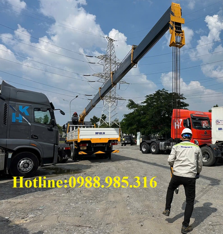 xe 3 chân chenglong gắn cẩu 8 tấn